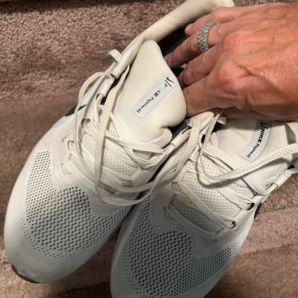 Beautiful Nike Air Zoom Cream Running Shoes size 9. Great for any athlete. - Picture 5 of 8
